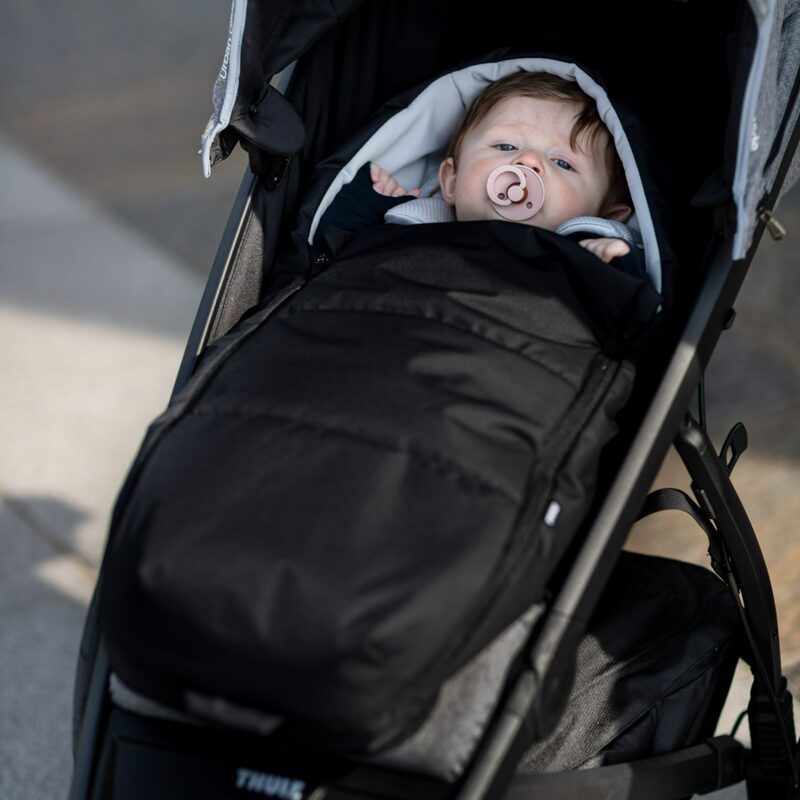 Thule Newborn Nest nainstalovaný v kočárku Thule