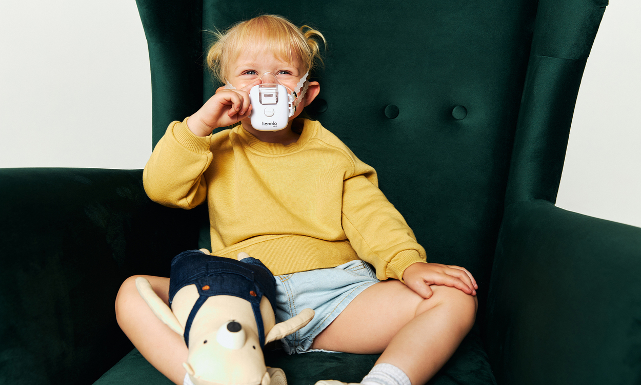 Lionelo Nebi Air Mask nebuliser in use