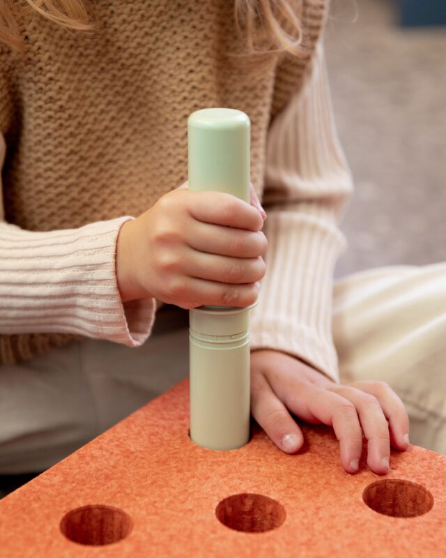 Dítě spojující kostky MODU pomocí kolíků Connector Pegs Dusty Green