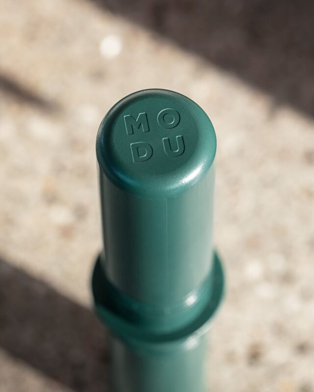 Dítě spojující kostky MODU pomocí kolíků Connector Pegs Forest Green