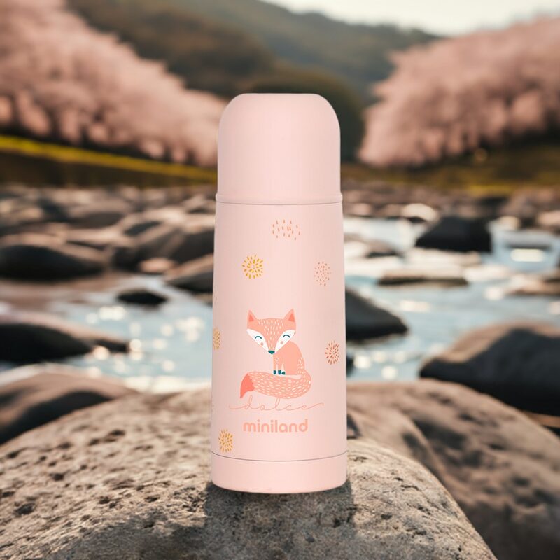 Miniland termoska Dolce 350ml Bonbónová — na procházce v přírodě