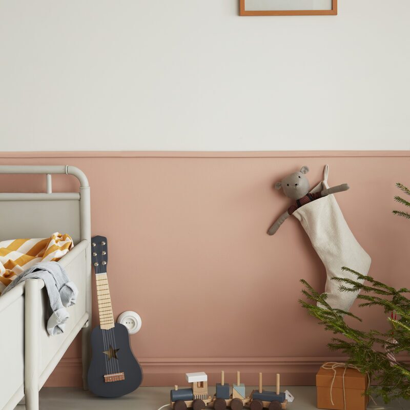 Kids Concept dřevěná kytara dark grey — v dětském pokoji