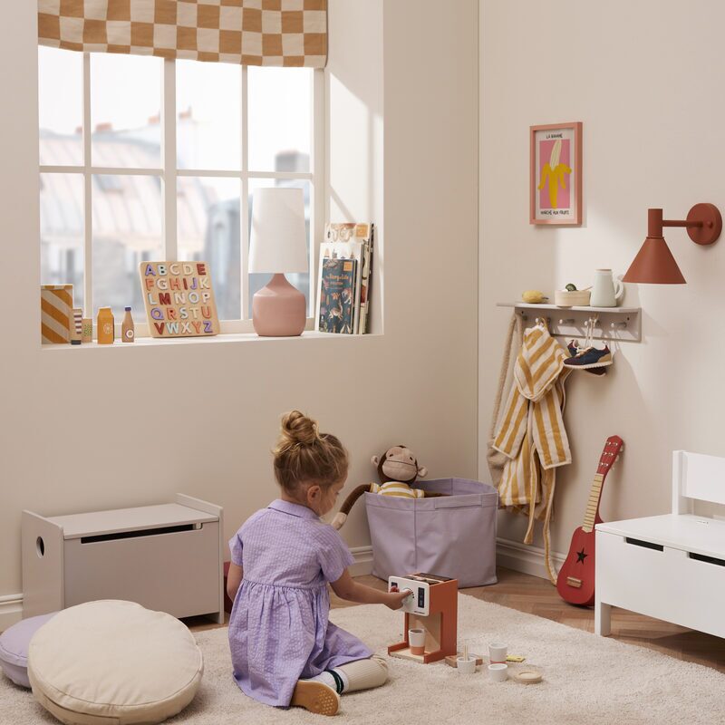 Kids Concept kavárna — dítě si hraje na baristu