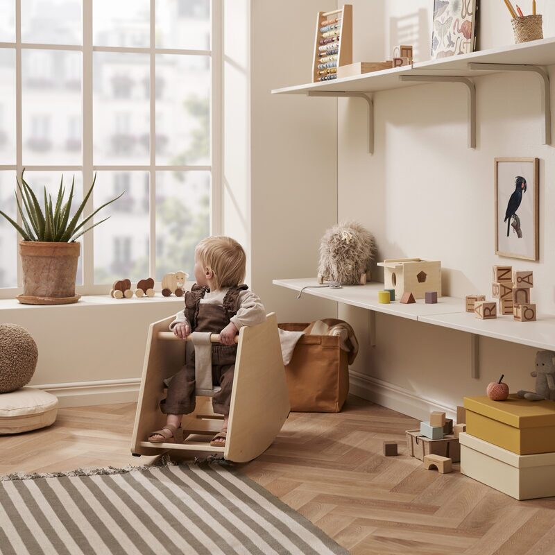 Kids Concept houpací hračka — dítě houpající se v pokoji