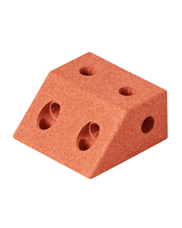 Dítě si hraje s kostkami MODU Block Angle Burnt Orange — kreativní hra rozvíjející motoriku