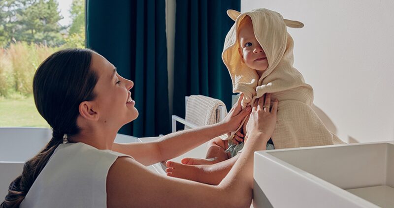 Lionelo Muslin Hooded Towel — koupací ručník při použití