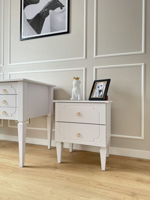 Bellamy Royal noční stolek Timeless White — aranžmá pokoje