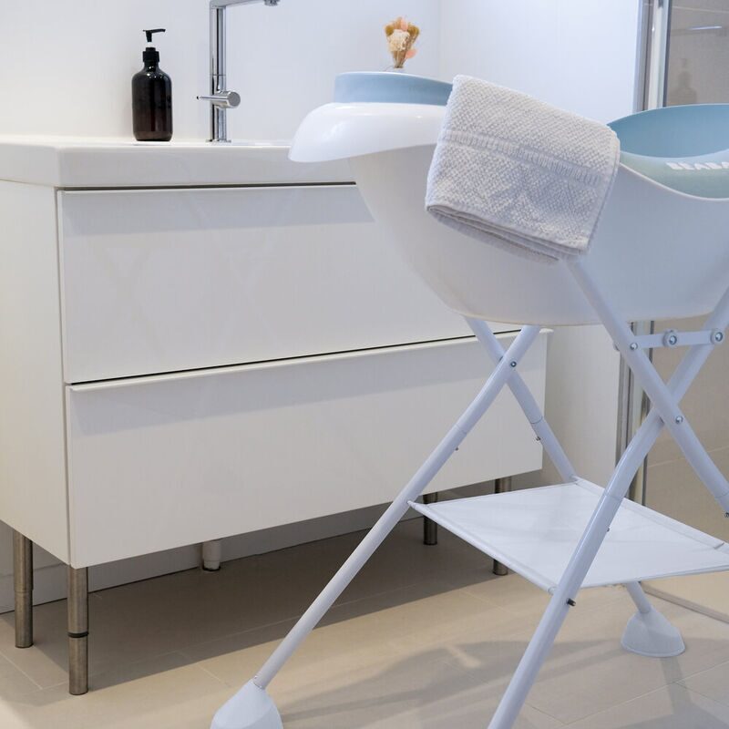 Beaba Camele'O stand White in use with baby bath