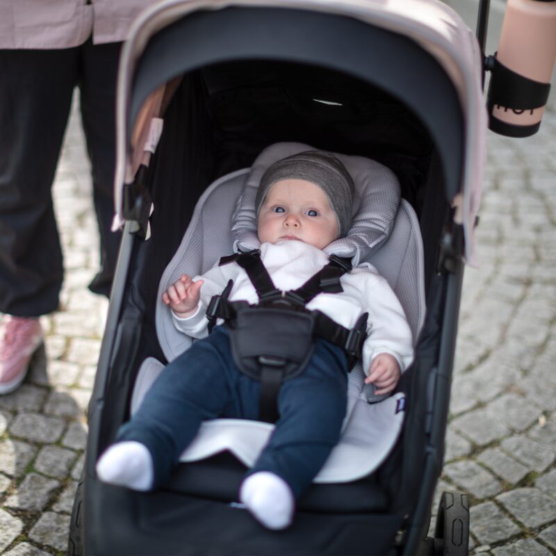 Thule Newborn Inlay — vložka namontovaná v kočárku