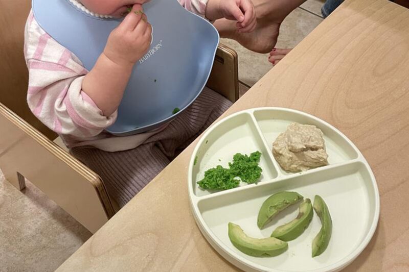 BabyBjörn śliniaczek &mdash; głęboka kieszeń łapiąca jedzenie podczas samodzielnego jedzenia