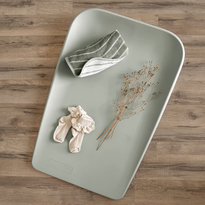 Leander Matty Mini Sage green — widok z góry z akcesoriami miminkocymi