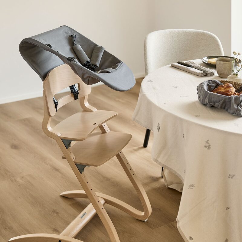 Leander Newborn Seat Cool grey zamontowany na krzesełku do karmienia