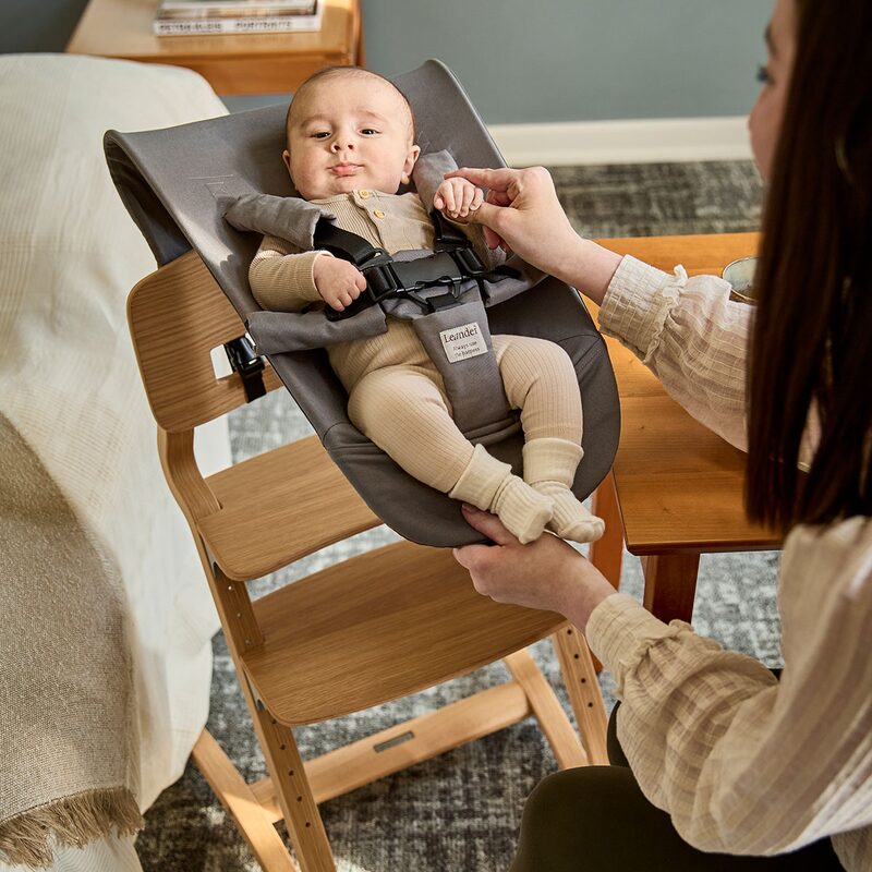 Niemowlę w foteliku Leander Newborn Seat Cool grey z 5-punktowymi szelkami