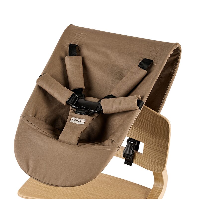 Leander Newborn Seat Mocca — widok fotelika z 5-punktowymi szelkami na krzesełku