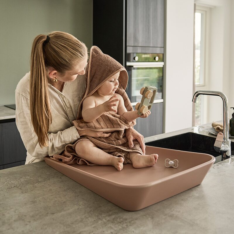 Mama z dzieckiem w ręczniku Leander Woodland Clay po koupeli