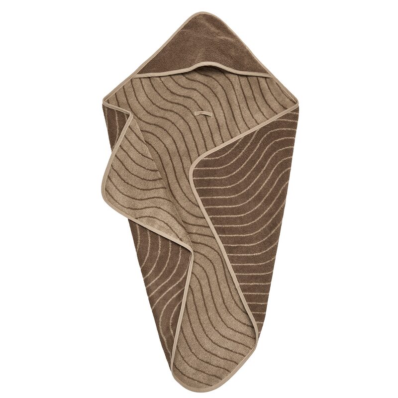 Zbliżenie na wzór Woodland na ręczniku Leander Mocca