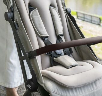 Snadné nastavení pásů Britax Romer Flylite
