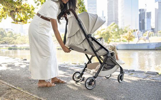 Regulace opěradla a stupačky &mdash; Britax Romer Flylite