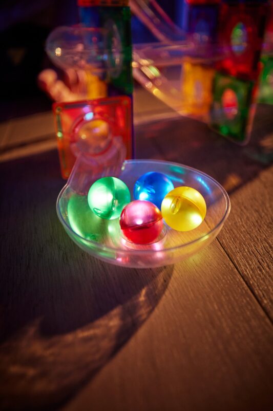 Svítící kuličky Cleverclixx Balls Pack Dazzling Lights v magnetické kuličkové dráze