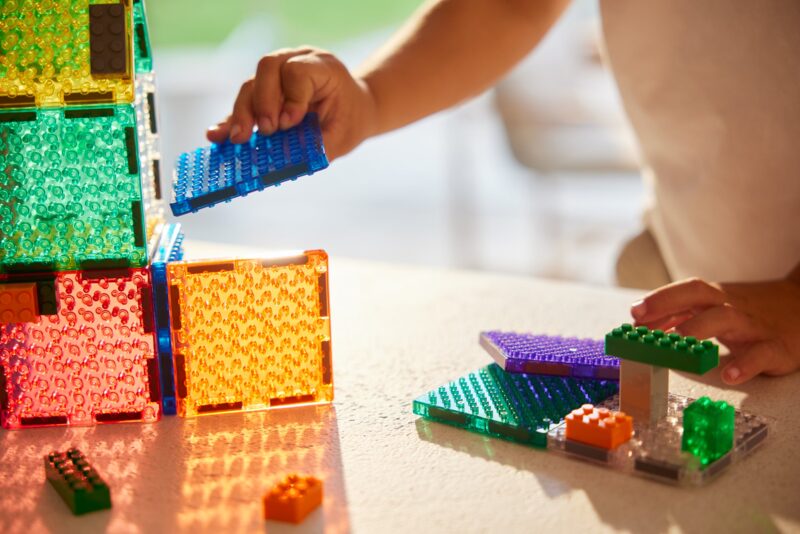Magnetické kostky Cleverclixx Brick Tiles v kombinaci s Lego — kreativní hybridní hra