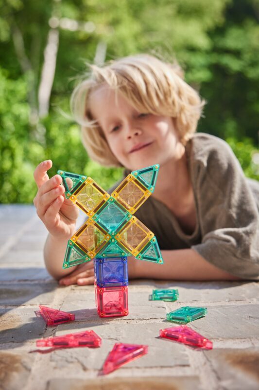 Dítě si hraje s pastelově mini magnetickými kostkami Cleverclixx Mini Tiles Pack Pastel