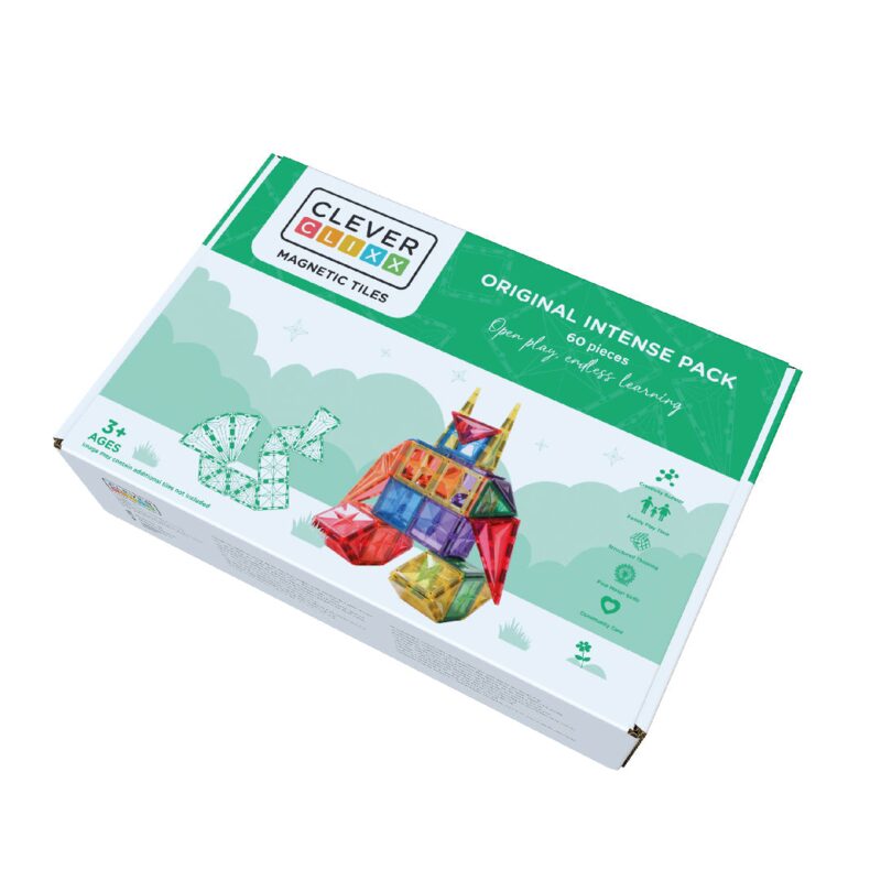 Dítě si hraje s magnetickými kostkami Cleverclixx Original Pack — výuka stavění ve 3D