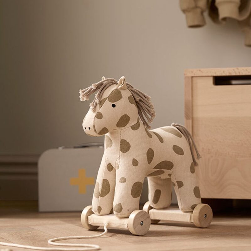 Kids Concept tahací koník Dotty Aiden — hračka 2v1 s odepínatelnými kolečky