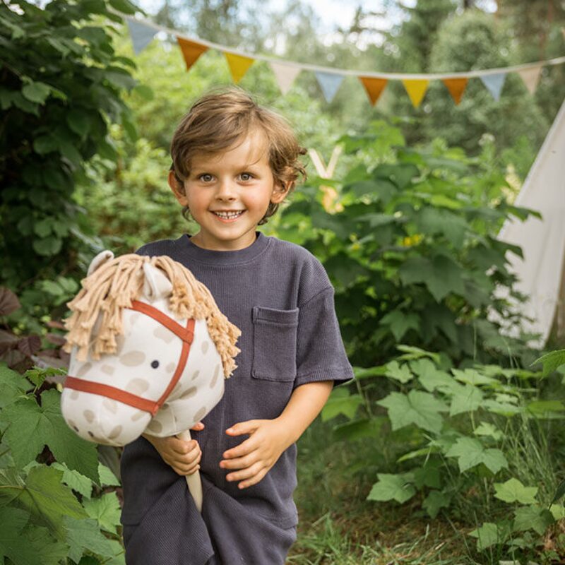 Kids Concept koník na tyči Dotty Aiden — hobby horse s barevnými puntíky