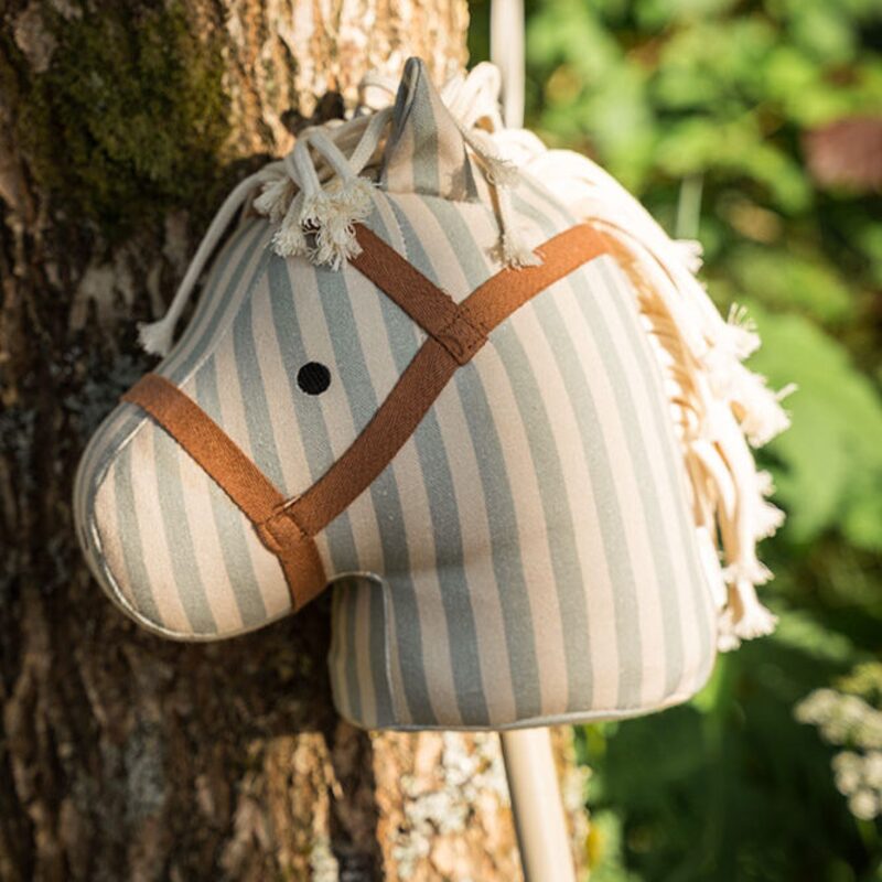 Kids Concept koník na tyči Sam Aiden — hobby horse s barevnými puntíky