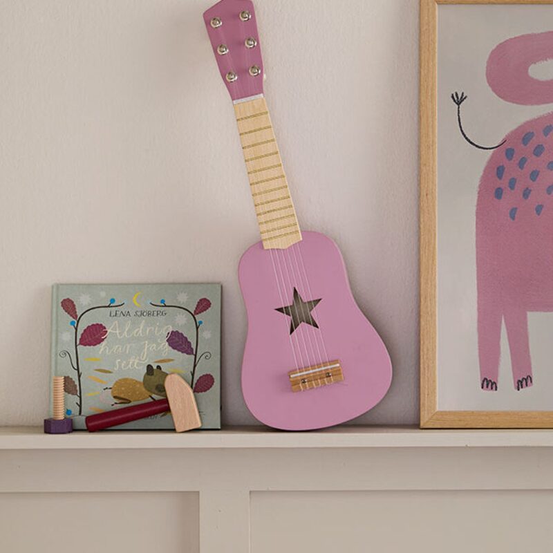 Kids Concept dřevěná kytara dark pink — v dětském pokoji