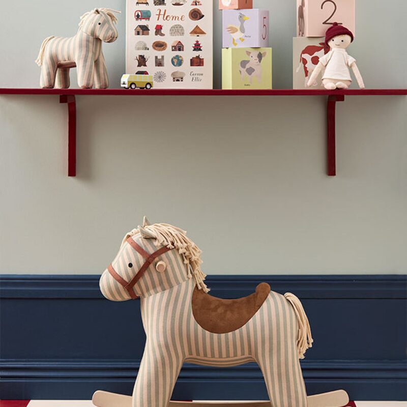 Kids Concept houpací koník Sam Aiden — dřevěný houpací koník s barevnými puntíky