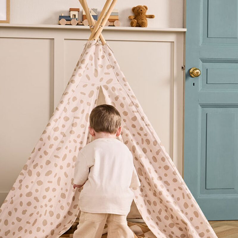 Kids Concept stan Tipi Dot v dětském pokoji