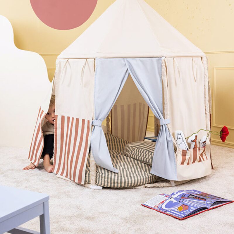 Kids Concept stan s plyšáky Moomin v dětském pokoji