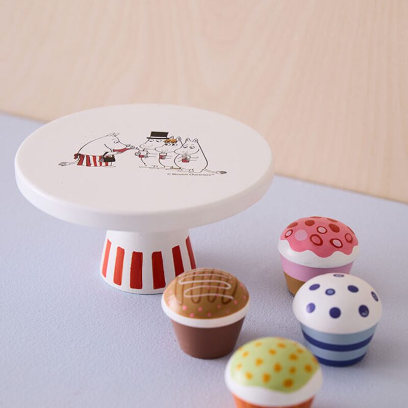 Kids Concept etažér Moomin detaily dortíky s motivy Mumínků