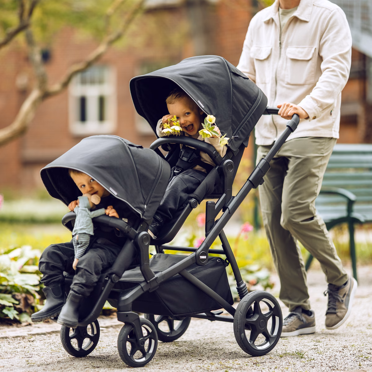 Thule Sleek 2 kočárek pro dvojčata se dvěma sportovními sedačkami v tandemové konfiguraci