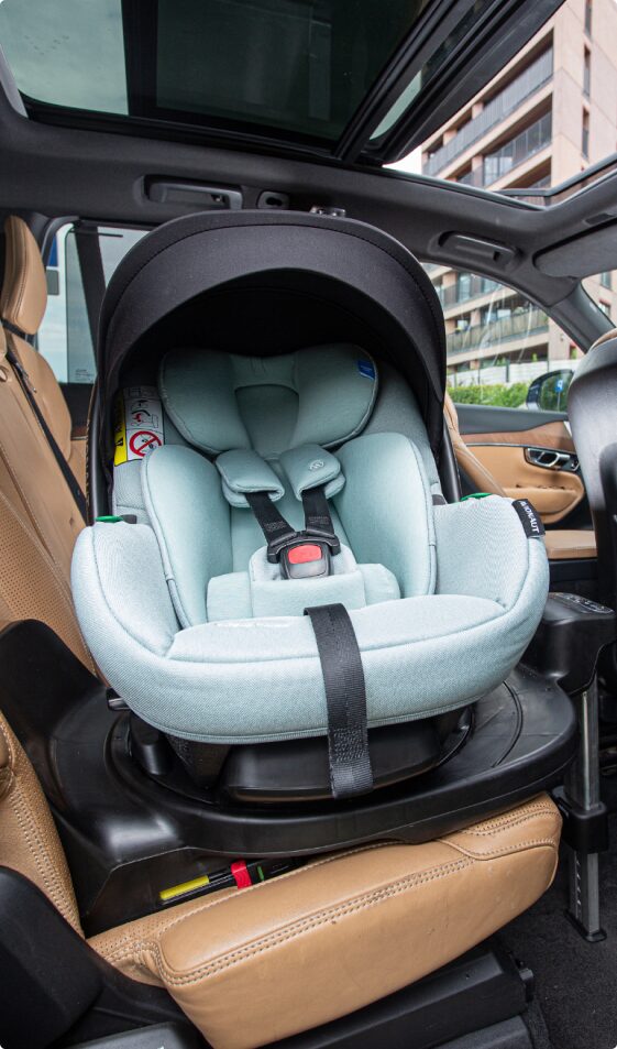 Zestaw Avionaut Pixel 3 z bazą obrotową IQ Orbit zamontowany w samochodzie &mdash; fotelik i-Size z bazą ISOFIX