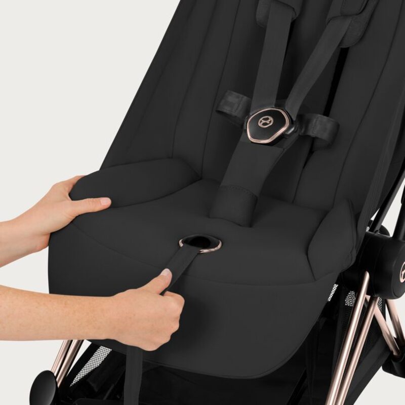 Cybex Coya Style one-pull safety harness system