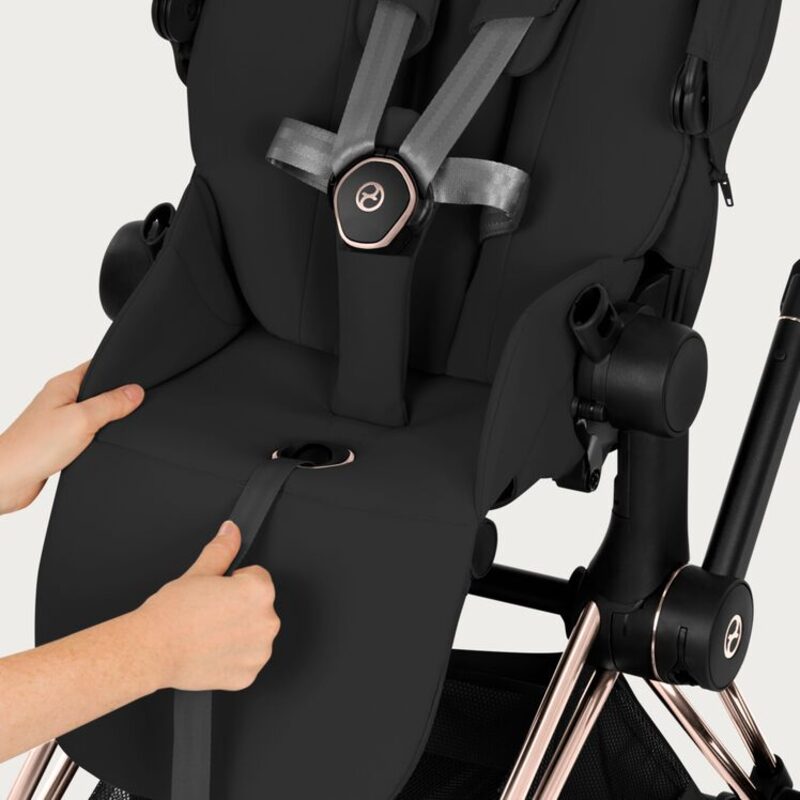Cybex Priam 5.0 One-Pull Harness &mdash; one-hand fastening