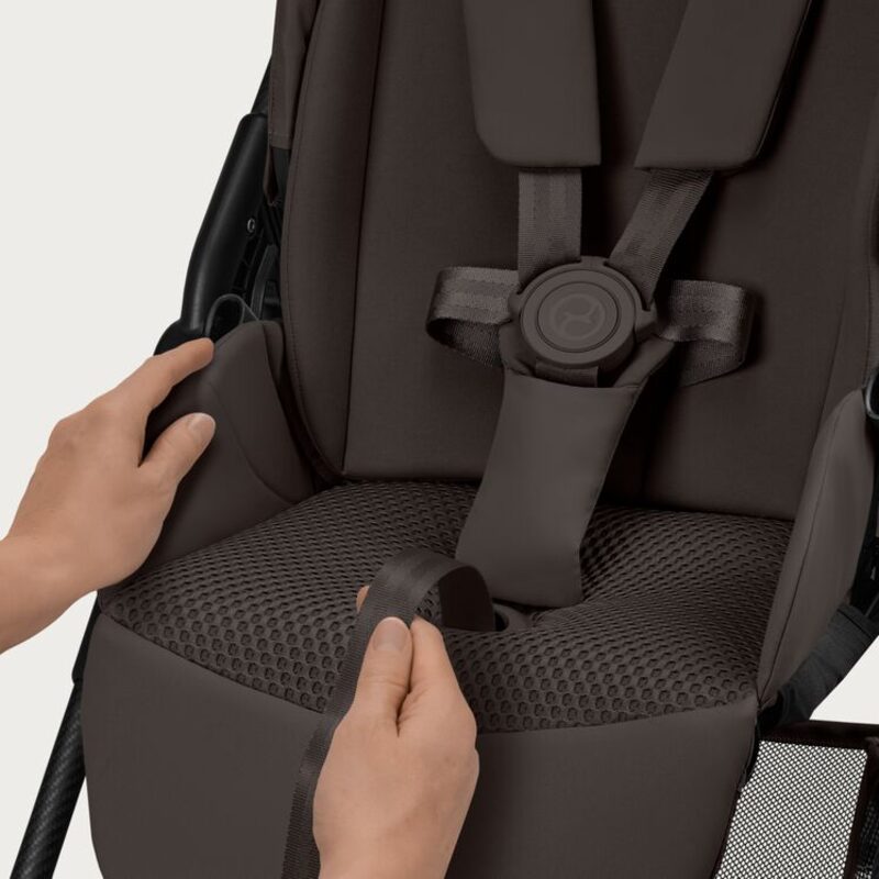 Cybex Melio Carbon 2w1 pasy bezpieczeństwa jednym pociągnięciem