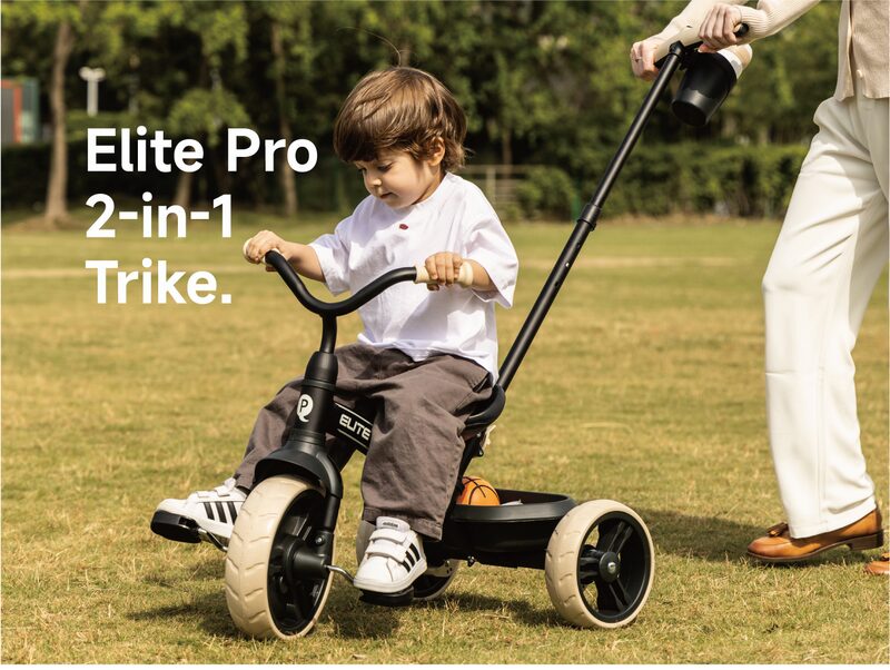 QPlay Elite Pro - dítě na odrážedle tříkolkam w parku z mama