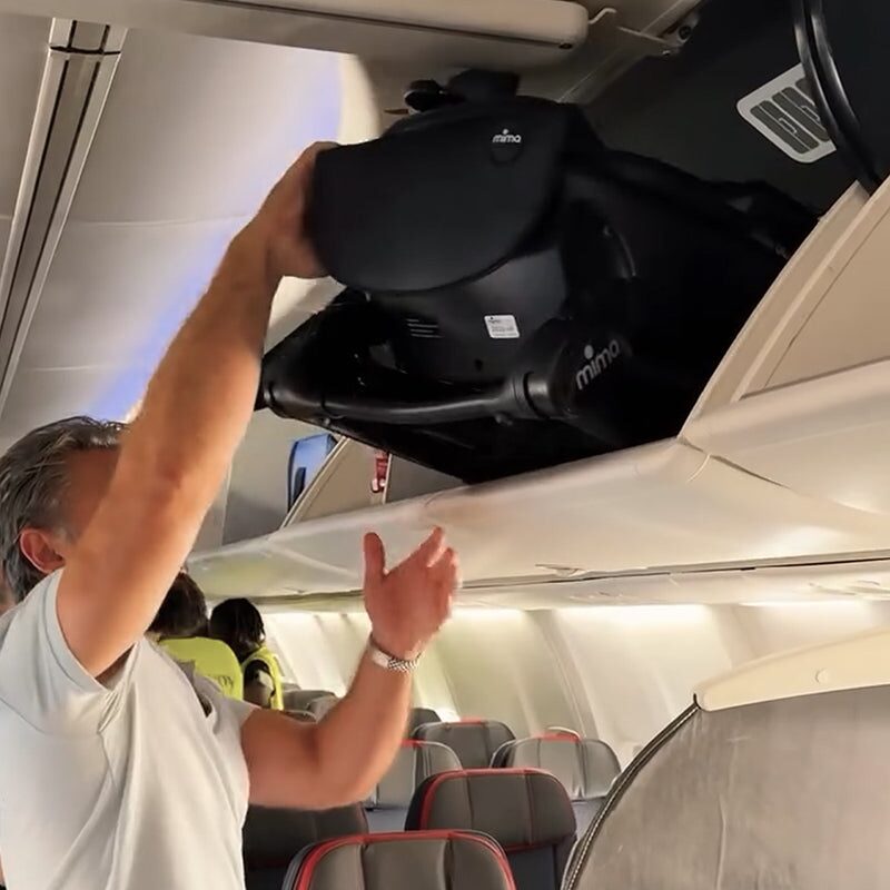 Mima Miro složeny v uschovnim prostoru letadla — kabinove rozmery IATA