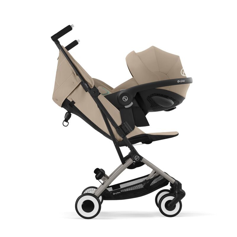 Cybex Libelle z zamontowanym fotelikiem samochodowym jako system podrozny