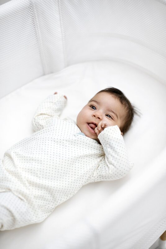 BabyBjörn Harmony Spannbettlaken — Baby ruht auf dem weichen Laken in der Wiege