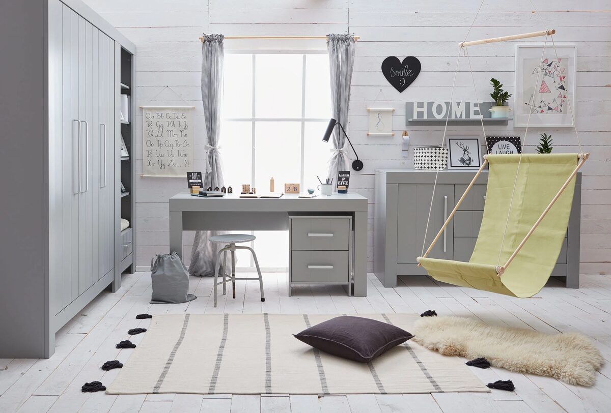 Pinio Calmo wardrobe styled in a child's bedroom