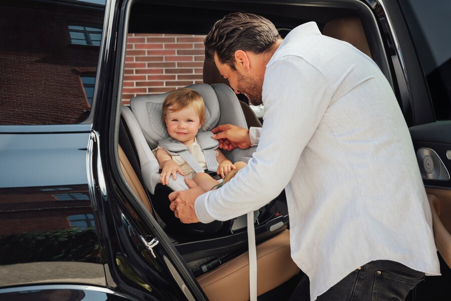 Fotelik obrotowy Britax Römer Dualfix Pro M z zagłówkiem V-shape