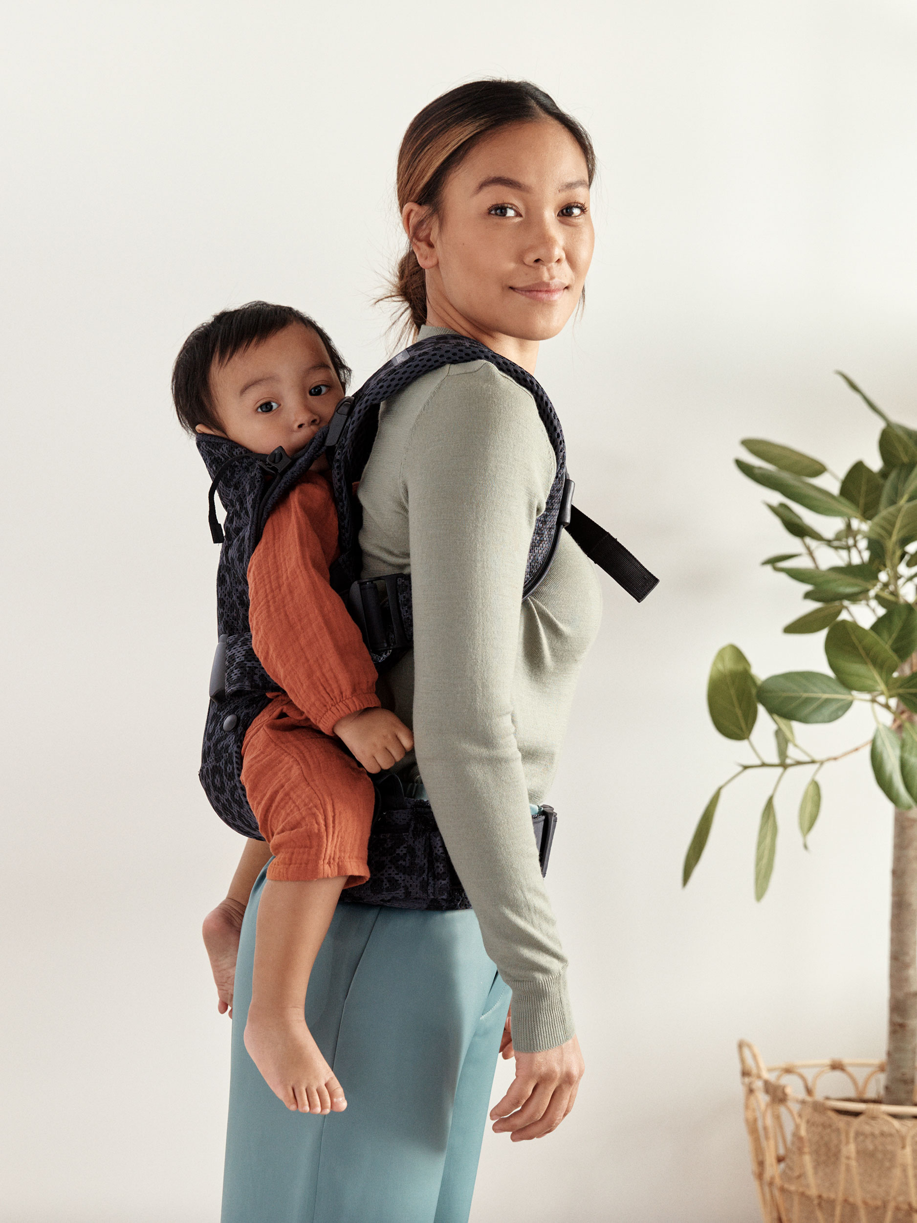 BabyBjorn One Air nosítko s různými pozicemi