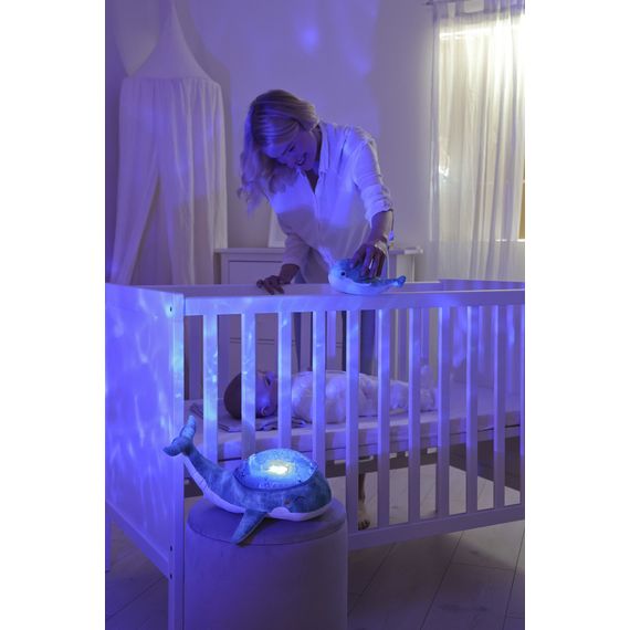 Cloud B Tranquil Whale Blue Family lampka nocna z projektorem i grzechotką, 4 zdjęcie