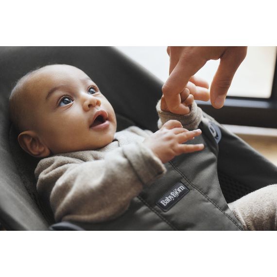 BabyBjorn Balance Soft Woven/Jersey Tmavě šedý + hračka k lehátku Googly Eyes, Rodzaj: Woven/Jersey Tri Fabric, Kolor: Ciemny szary, 11 zdjęcie