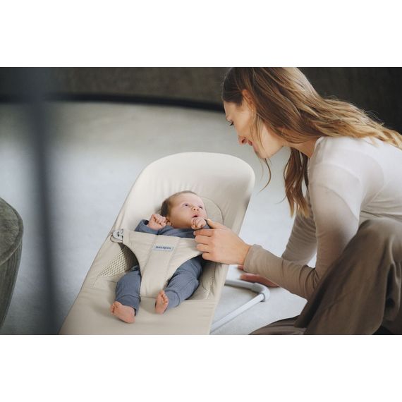 BabyBjorn Balance Soft Woven/JerseyTri Fabric Jasny Beż + zabawka do leżaczka Googly Eyes, Rodzaj: Woven/Jersey Tri Fabric, Kolor: Jasny Beige, 11 zdjęcie