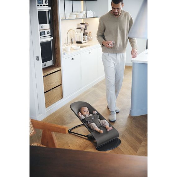 BabyBjorn Balance Soft Woven/Jersey Tmavě šedý + hračka k lehátku Googly Eyes, Rodzaj: Woven/Jersey Tri Fabric, Kolor: Ciemny szary, 12 zdjęcie